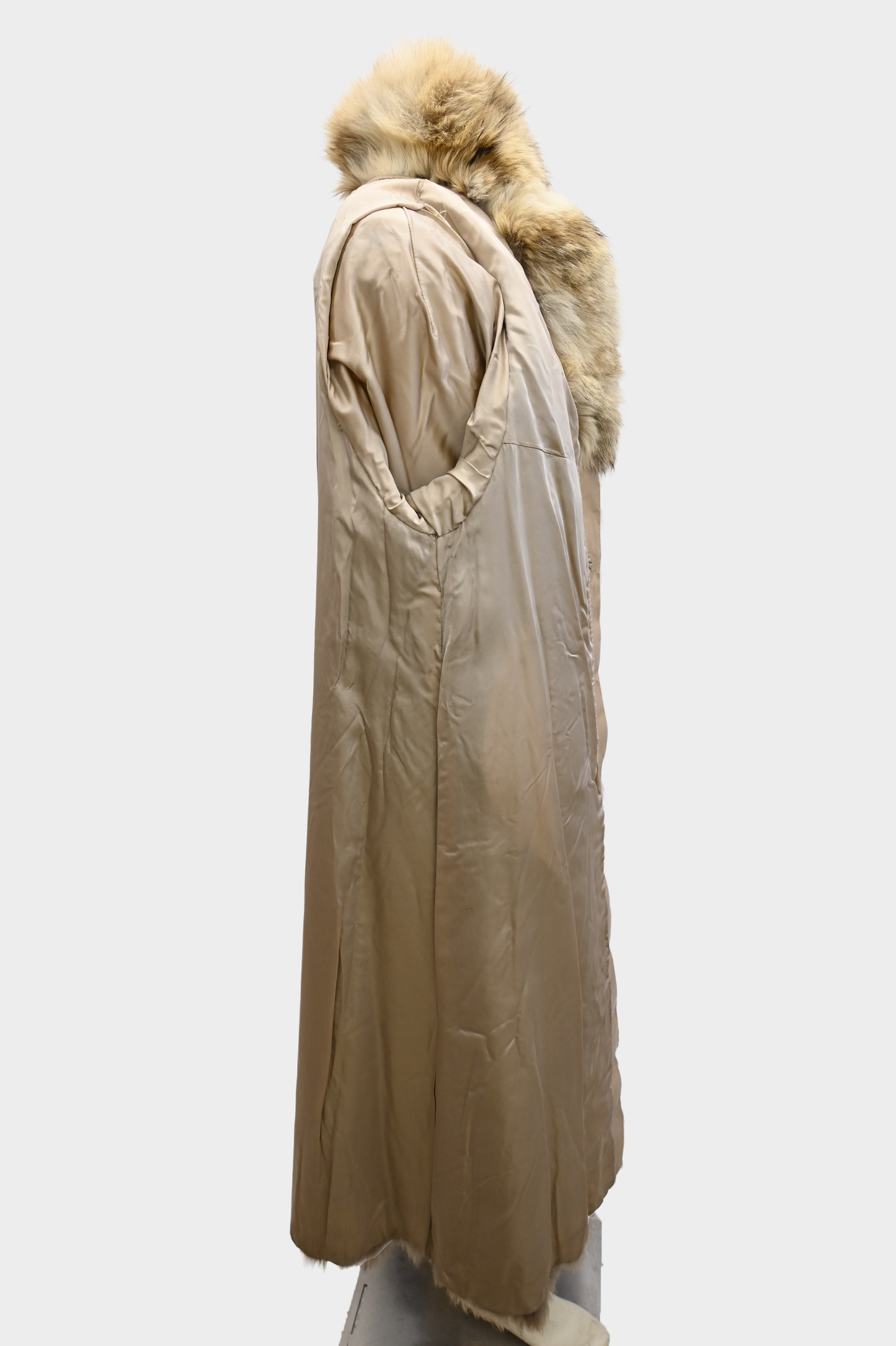 10% OFF - Coyote Full Length Fur Coat